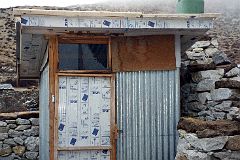 17 Dingboche Guest House 1997 - Outside Shower